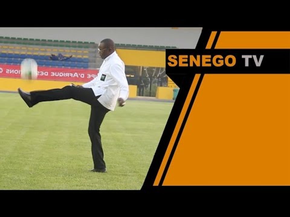 Le ministre des sports Matar BA montre ses talents de footballeur
