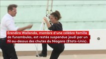 Une acrobate américaine survole les chutes du Niagara suspendue à un cerceau accroché à un hélicoptère
