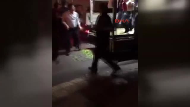 Üsküdar'da Seyyar Satıcı Kadın Ile Zabıta Arasında Yaşanan Arbede Kameraya Yansıdı