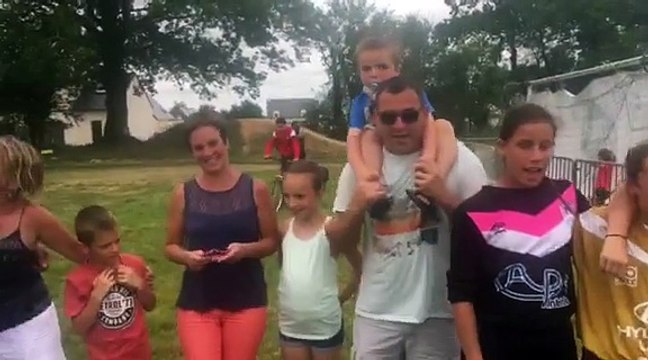 Chanson entre joueuses U14/U16,seniors,parents et supporters au tournoi du Bourny