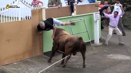 Quería grabar un encierro con su Ipad, pero el toro no lo dejó