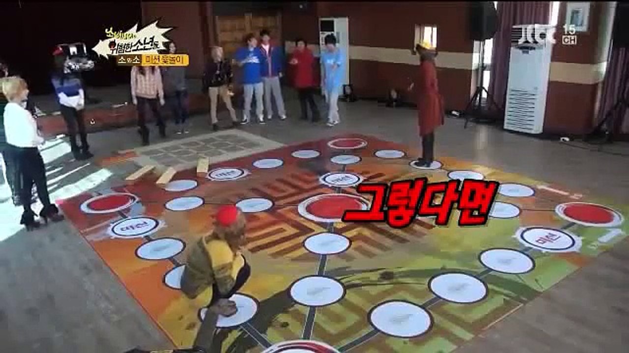 120219 SNSD - Funny cut, Yuri piggybacks Hyoyeon!