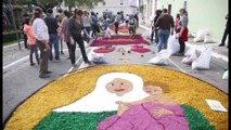 Alfombras hechas con flores colorean calles de Brasil en Corpus Christi