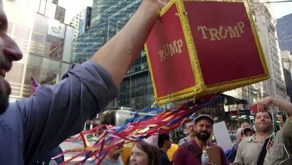 Manifestantes 'comemoram' aniversário de Trump