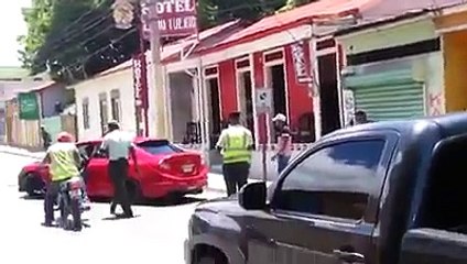 VIDEO COMPLETO- Ciudadano le Da una GALLETA a un AMET