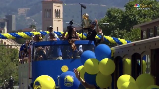 【NBA】Steph Curry Rides On The Parade Bus with NBA Finals Trophy June 15,2017 Warriors Parade