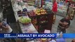 Agression à coup de bananes et d'avocats dans une épicerie aux USA