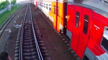Ces tarés sautent de train en train alors qu'ils avancent - Train Surfing