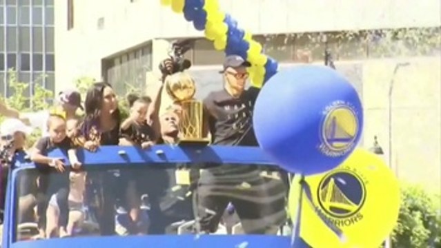 Miles de aficionados vitorearon campeones de la NBA, los Warriors de Golden State