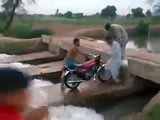 Desi Train Wash Lahore funny 2011_low