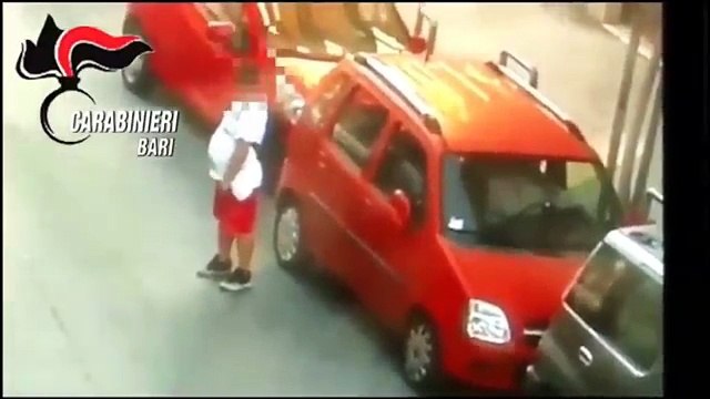 Trani. Ruba la borsa da un'auto ma il video lo incastra. Arrestato