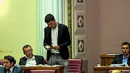 Pernar: "Kolega Škibola, dodaj mi Novi Zavjet. Tu je ispod..."