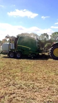 Démonstration d’une presse-enrubanneuse John Deere Série 900 avec table d’enrubannage Goweil