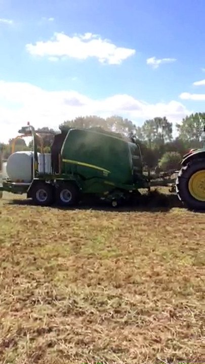 Démonstration d’une presse-enrubanneuse John Deere Série 900 avec table d’enrubannage Goweil