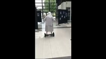 Une religieuse de 77 ans qui vote en hoverboard !