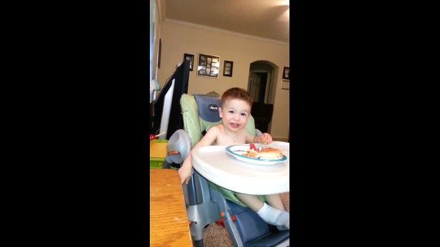 Ce bébé argumente avec son père.. Drole on comprend rien LOL