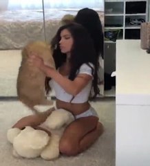 Cette jolie brune joue avec un lionceau.. Il lui réserve une très belle surprise !