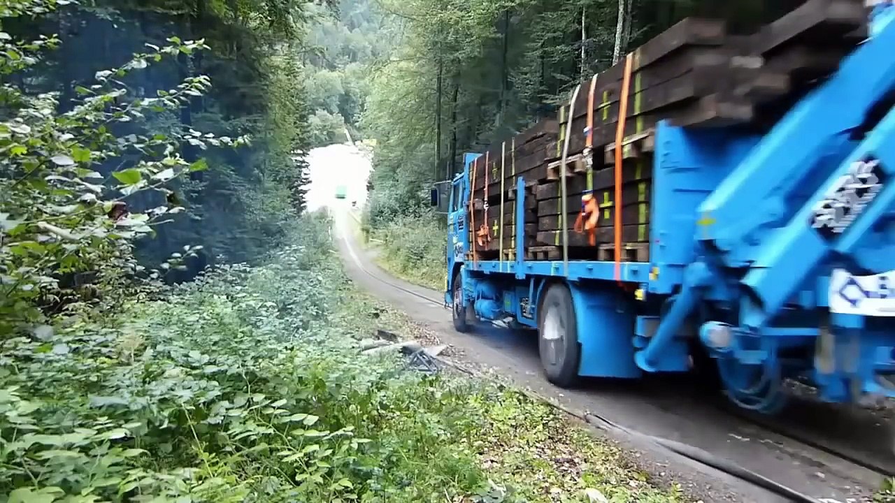 Crash-test avec un camion chargé de poutres en bois.