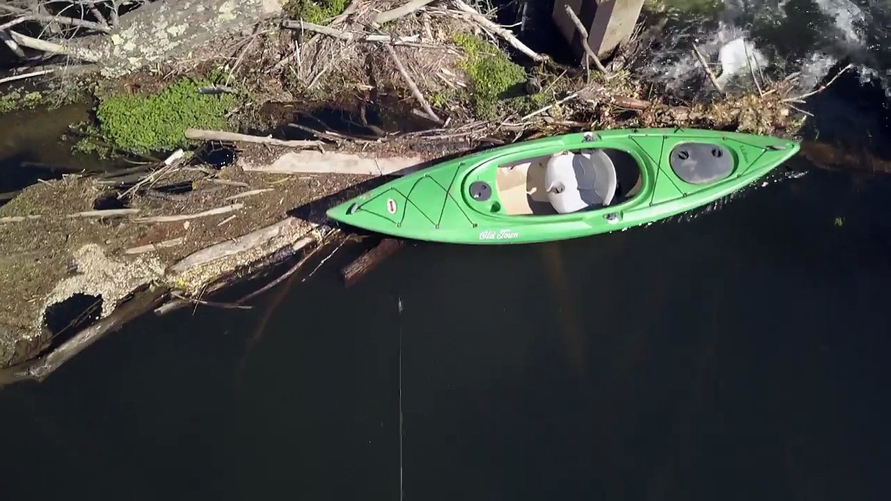 Il récupère son canoe Kayak perdu avec un Drone et une ficelle !