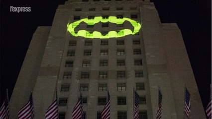 La mairie de Los Angeles éclairée par le faisceau de Batman