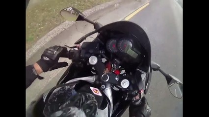 Un automobiliste percute un motard en déboîtant sans regarder dans son rétroviseur.