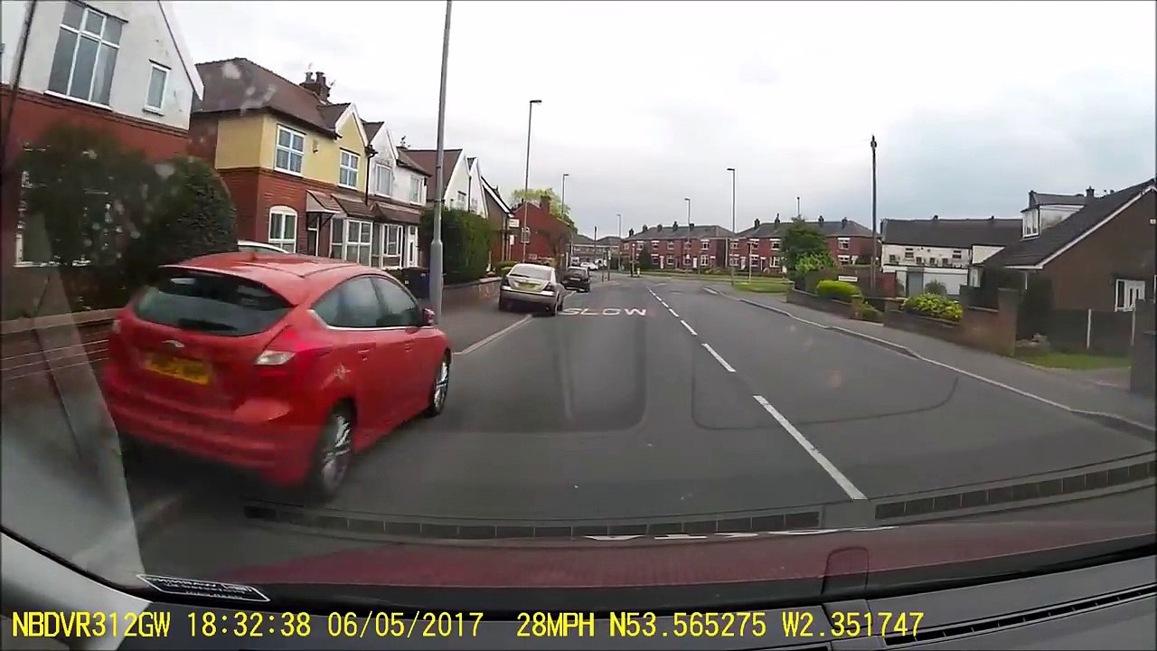 Tout seul, il rate son virage et s'encastre dans un poteau de circulation.