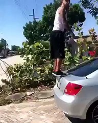 Il tente un salto arrière au bord de la route et frôle la mort.