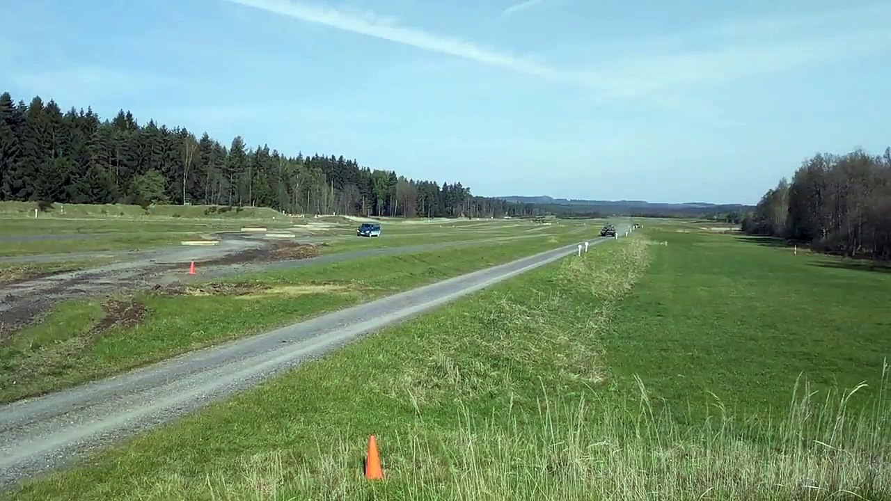Un char détruit une voiture à pleine vitesse.