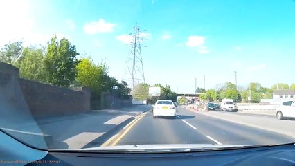 Un conducteur percute une autre voiture en voulant changer de direction.