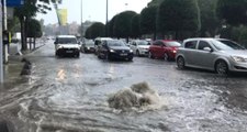 İstanbul'da Aniden Başlayan Sağanak Yağış Yolları Göle Çevirdi
