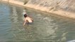 Çocuklar Canını Hiçe Sayarak, 'Tehlikeli ve Yasak' Olan Sulama Kanallarında Serinliyor