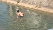 Çocuklar Canını Hiçe Sayarak, 'Tehlikeli ve Yasak' Olan Sulama Kanallarında Serinliyor