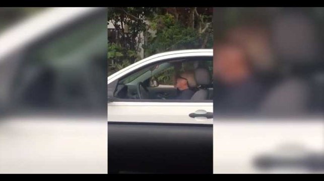 Zap Web : Un papy devient complètement fou en écoutant du métal au volant de sa voiture (vidéo)