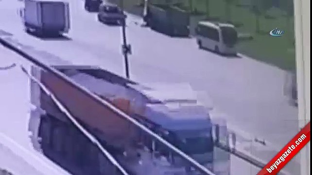 Hafriyat kamyonunun genç kıza çarpma anı kamerada