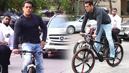 Скачать видео: VIDEO Salman Khan CYCLES Outside Shah Rukh Khan's House Mannat in Mumbai