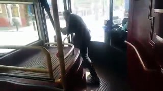Le passager d'un autobus a réussi a désarmé un homme avant qu'il n'attaque des passagers