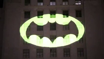 Le bat signal projeté à l'Hotel de Ville de L.A. en hommage à Adam West