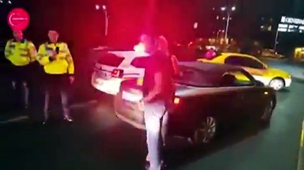 Un idiot met un coup de genou dans les parties d'un policier et se fait mettre KO immédiatement