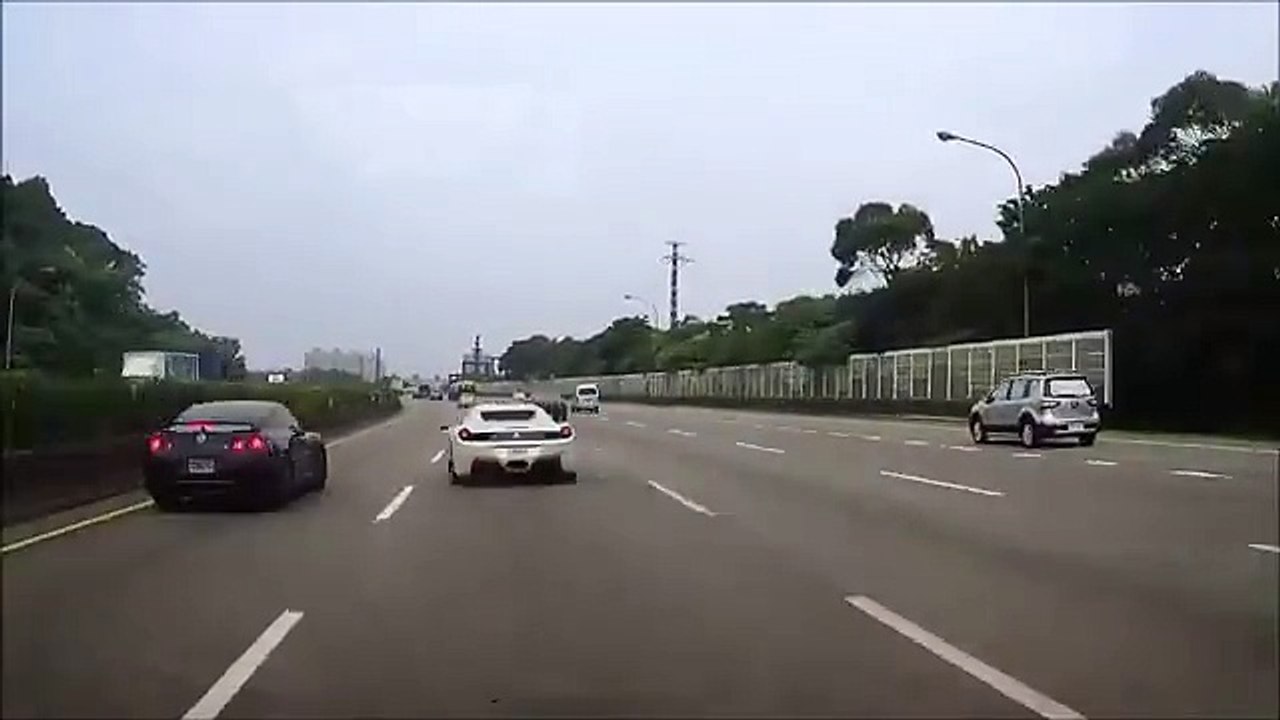 Nissan GT-R Crash , Ferrari 458 near miss on main busy road.