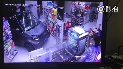 Incroyable : Un homme entre dans un supermarché avec sa voiture pour ne pas être mouillé par la pluie ! - VIDÉO