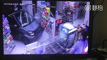 Incroyable : Un homme entre dans un supermarché avec sa voiture pour ne pas être mouillé par la pluie ! - VIDÉO