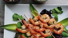 Brochettes de gambas grillées aux herbes