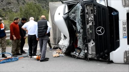 Devrilen Tırda Sıkışan Sürücü Feci Şekilde Can Verdi