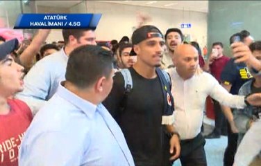 Fenerbahçe'nin Yeni Yıldızı Nabil Dirar, İstanbul'a Geldi