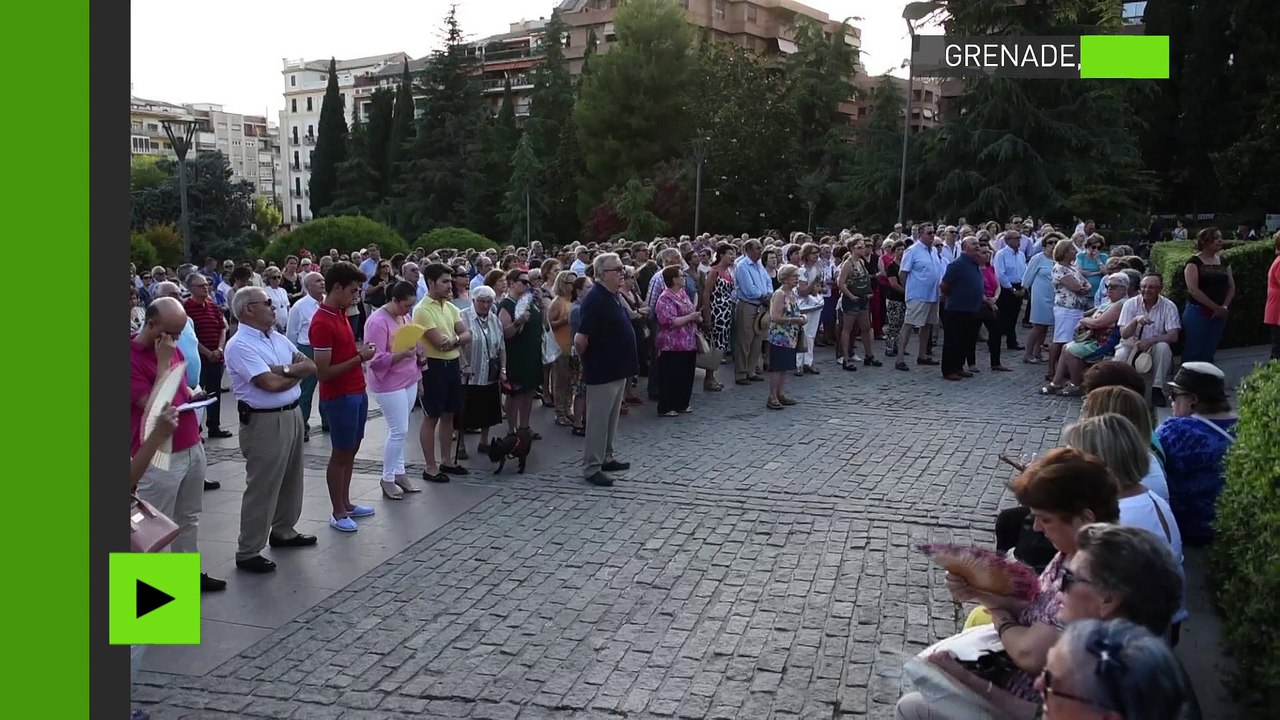 Des catholiques en colère prient dans la rue à Grenade après une prière polémique du Ramadan