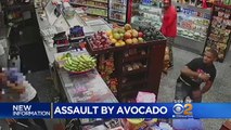 Deux clients attaquent un caissier avec des bananes et des avocats