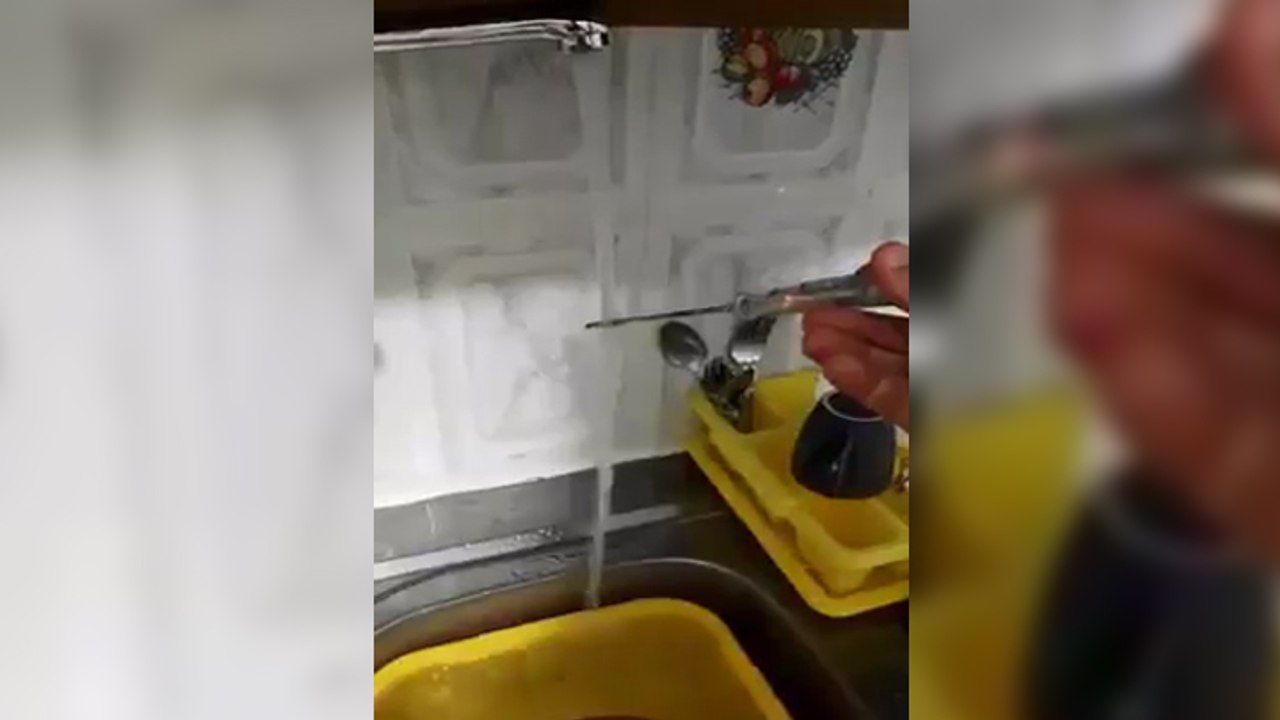 L'eau de son robinet est électrifiée