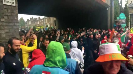 Supporters autrichiens VS supporters irlandais dans une rue : bonne ambiance!