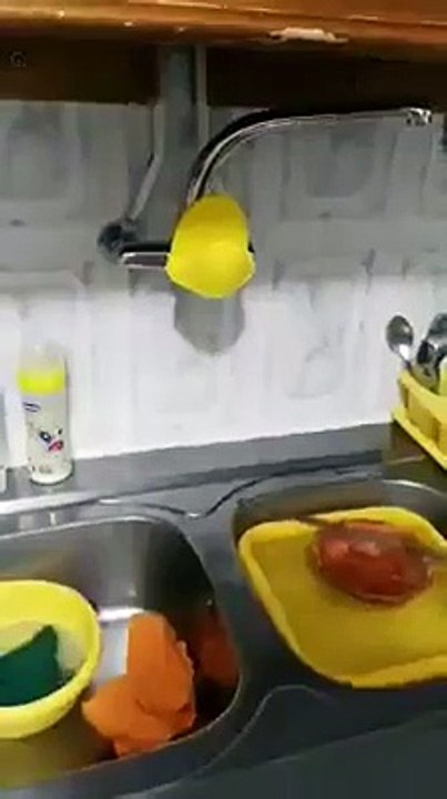 Chopper le jus en buvant au robinet... Dangereux!