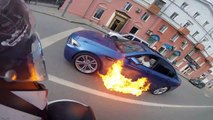 Ce gars essaie d'éteindre le feu dans sa voiture mais rien à faire, elle flambe!